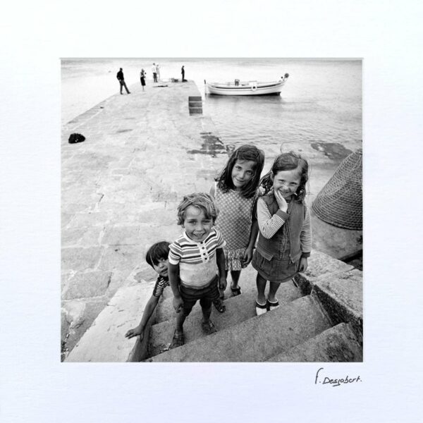 Passe-Partout - Enfants sur le quai des pêcheurs, l'Ile Rousse