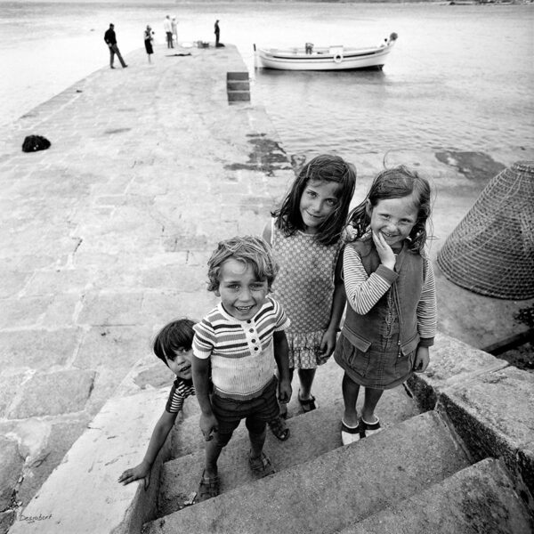 Photo d'enfants au quai des pêcheurs à Ile-Rousse en Corse