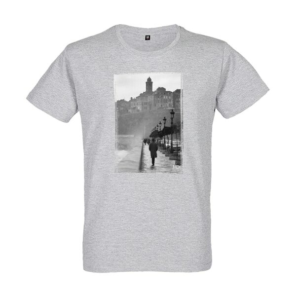 T-Shirt Unisexe | L'Homme au Chapeau, Bastia – Image 2