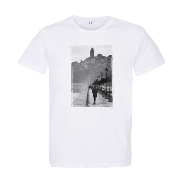 T-Shirt Unisexe | L'Homme au Chapeau, Bastia – Image 3