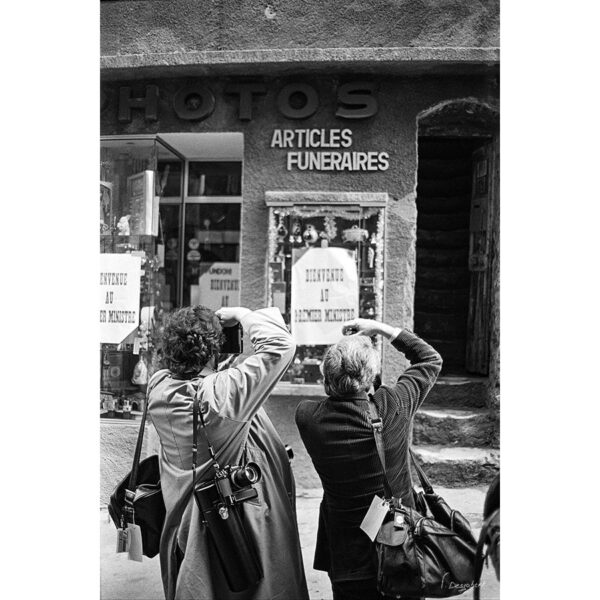 Photo d'une devanture d'articles funéraires à Bonifacio en Corse