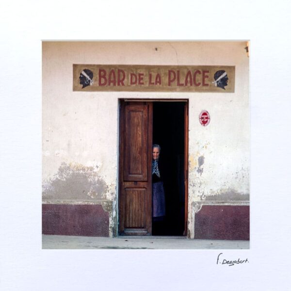 Passe-Partout - Le bar de la place, Corbara