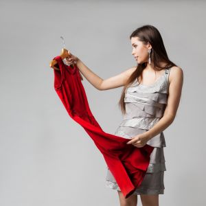 femme corse choisit robe rouge